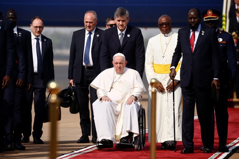 © Reuters. البابا فرنسيس بابا الفاتيكان ينزل من الطائرة في مطار جوبا الدولي بجنوب السودان يوم الجمعة. تصوير: يارا ناردي – رويترز.
