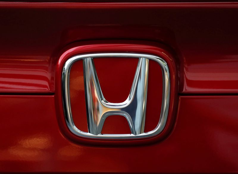 &copy; Reuters. FILE PHOTO: Honda Motor's logo is seen on Civic sedan car at its showroom in Tokyo, Japan October 4, 2017. REUTERS/Kim Kyung-Hoon