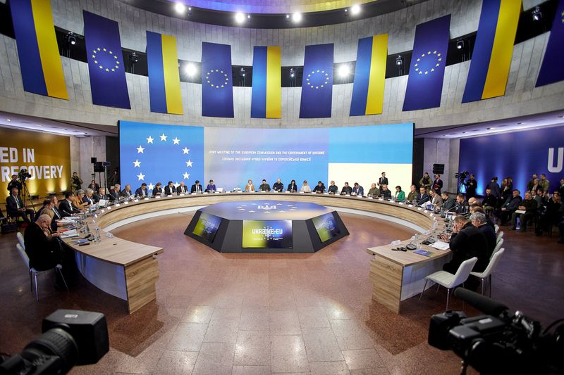 &copy; Reuters. El presidente de Ucrania, Volodímir Zelenski, el primer ministro, Denys Shmyhal, y la presidenta de la Comisión Europea, Ursula von der Leyen, asisten a la cumbre de la UE, mientras continúa el ataque de Rusia a Ucrania, en Kiev, Ucrania, 2 de febrero 
