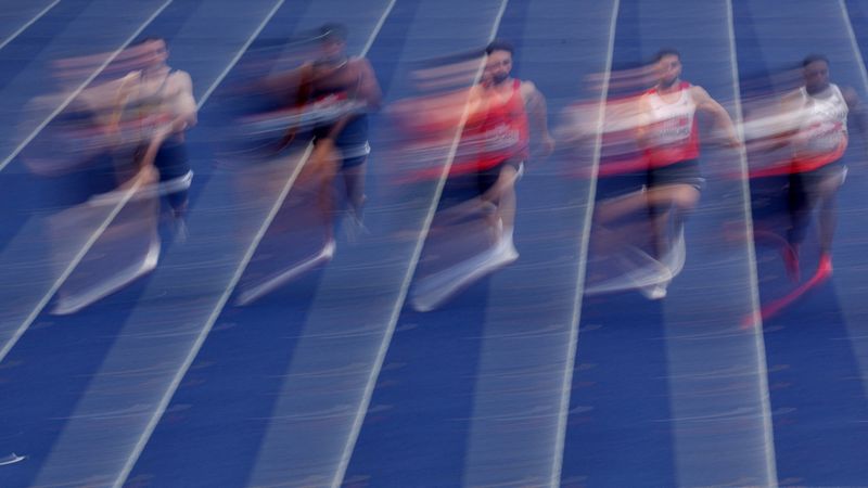 © Reuters. FILE PHOTO: Athletics - UK Athletics Championships - Manchester Regional Arena, Manchester, Britain - June 24, 2022 General view of athletes in action during the men's 100m, heat 7 Action Images via Reuters/Carl Recine