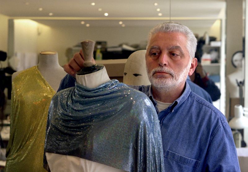 © Reuters. FILE PHOTO: Spanish-born French fashion designer Paco Rabanne seen in his Paris workshop May 18.  REUTERS/Philippe Wojazer/File Photo