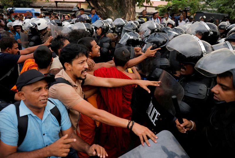 © Reuters. FILE PHOTO: Demonstrators shout at Sri Lankan police officers during an anti-government protest amid the country's economic crisis, in Colombo, Sri Lanka, November 2, 2022. REUTERS/ Dinuka Liyanawatte/File Photo