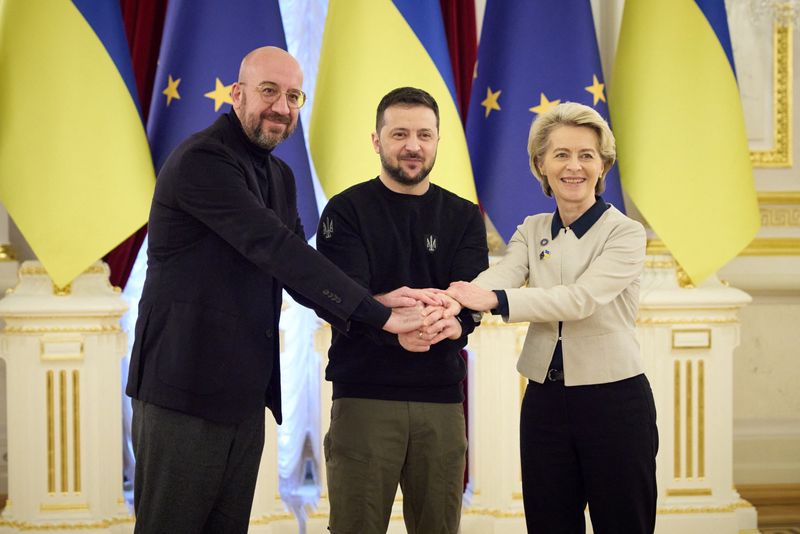 © Reuters. Ukraine's President Volodymyr Zelenskiy, European Commission President Ursula von der Leyen and European Council President Charles Michel pose for a picture during a European Union (EU) summit, as Russia's attack on Ukraine continues, in Kyiv, Ukraine February 3, 2023. Ukrainian Presidential Press Service/Handout via REUTERS 