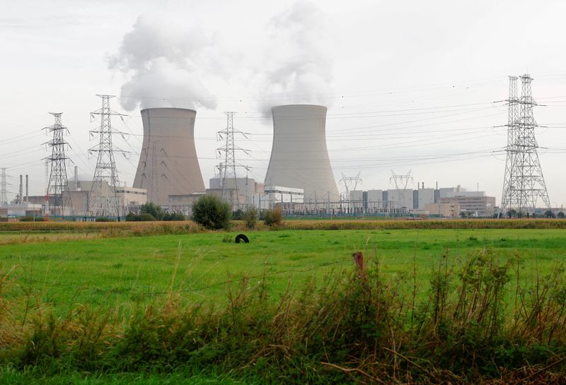 &copy; Reuters. Vue de la centrale nucléaire de Doel, le réacteur Doel 3 devant être définitivement arrêté vendredi avant d'être démantelé, à Doel, en Belgique. /Photo prise le 23 septembre 2022/REUTERS/Yves Herman