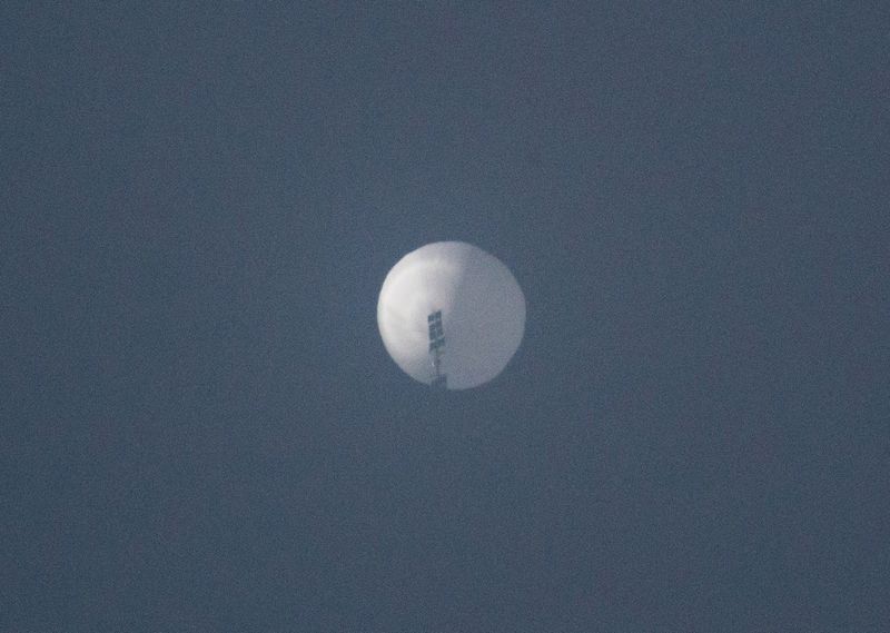 &copy; Reuters. Un globo vuela en el cielo de Billings, Montana, Estados Unidos, el 1 de febrero de 2023, en esta imagen obtenida de las redes sociales. Chase Doak/vía REUTERS  