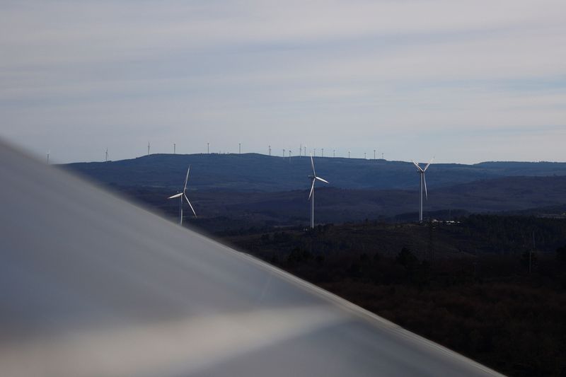 &copy; Reuters. FILE PHOTO: View of a hybrid power park with solar panels and wind turbines in Sabugal, Portugal, January 12, 2023. REUTERS/Pedro Nunes