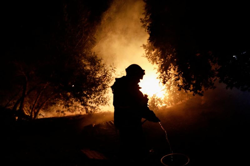 &copy; Reuters. Bombeiro trabalha no combate a incêndio em Quillón, no Chile
02/02/2023 REUTERS/Juan Gonzalez