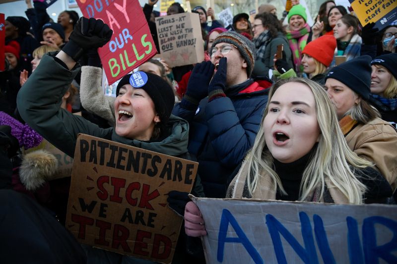&copy; Reuters. FILE PHOTO: NHS nurses and other medical workers hold placards during a strike, amid a dispute with the government over pay, in London, Britain January 18, 2023. REUTERS/Toby Melville
