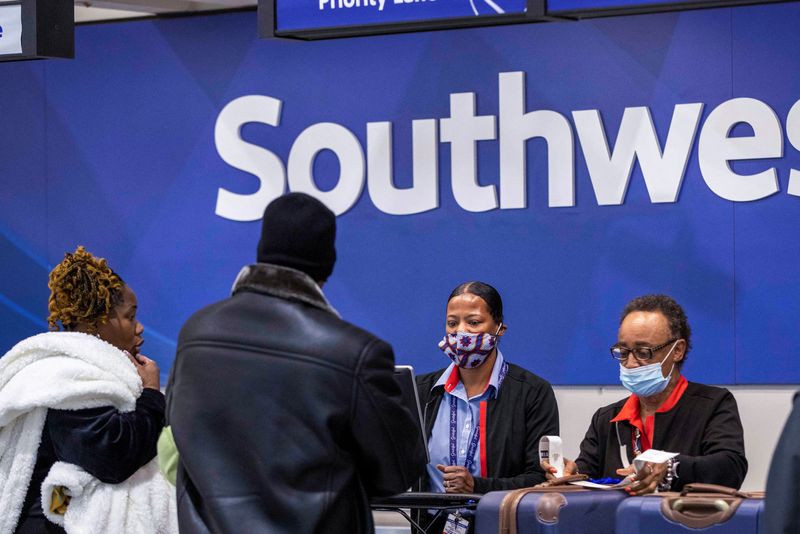 &copy; Reuters. FILE PHOTO: Southwest Air Lines ticket agents check-in passengers at Hartsfield-Jackson Atlanta International Airport after the Federal Aviation Administration (FAA) had ordered airlines to pause all domestic departures due to a system outage in Atlanta, 