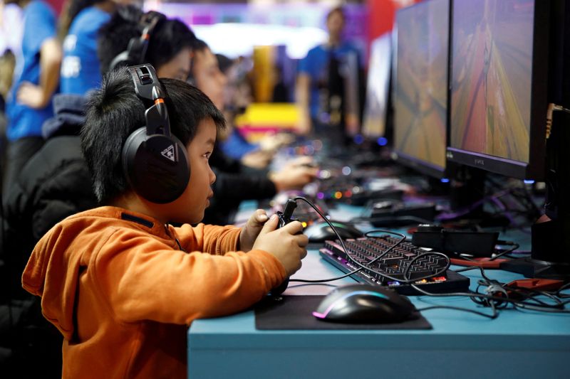 © Reuters. Participantes da feira de videogames Paris Games Week (PGW)
29/10/2019
REUTERS/Benoit Tessier