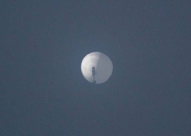 © Reuters. A balloon flies in the sky over Billings, Montana, U.S. February 1, 2023 in this picture obtained from social media. Chase Doak/via REUTERS  