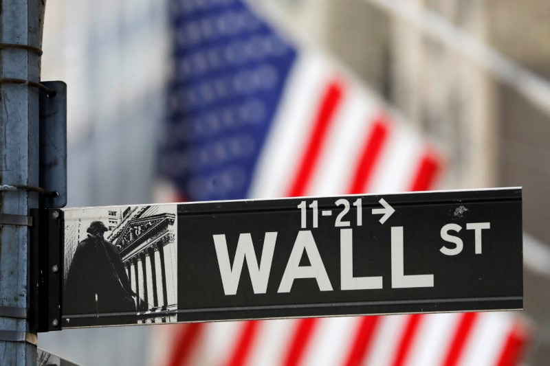 &copy; Reuters. Il cartello stradale di Wall Street davanti la borsa di New York City. REUTERS/Andrew Kelly