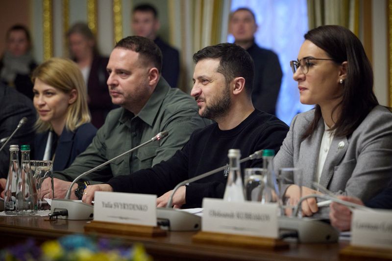 &copy; Reuters. زيلينسكي خلال اجتماع مع مسؤولين كبار بالاتحاد الأوروبي في كييف يوم الجمعة. صورة من المكتب الإعلامي للرئاسة الأوكرانية.