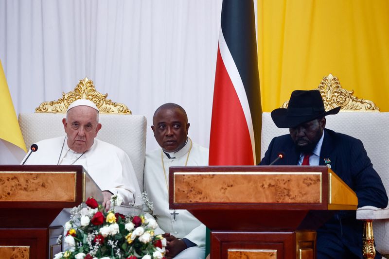 &copy; Reuters. البابا فرنسيس بابا الفاتيكان ورئيس جنوب السودان سلفا كير خلال اجتماع في جوبا يوم الجمعة. تصوير: تصوير: يارا ناردي - رويترز.