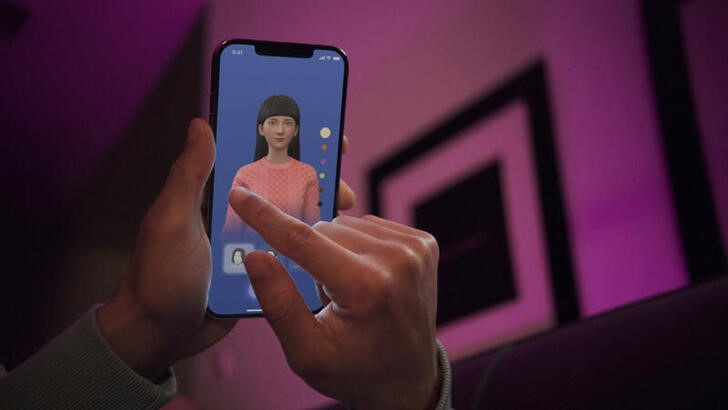 &copy; Reuters. Una imagen sin fechar de la empresa estadounidense Replika muestra a un usuario interactuando con una aplicación de smartphone para personalizar un avatar para un chatbot de inteligencia artificial personal, conocido como Replika, en San Francisco, Calif