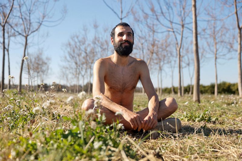 © Reuters. Alejandro Colomar poses naked in his vegetable garden, as Spanish court has ruled in favour of allowing him to continue walking around his village naked, as he has been doing since 2020, in Aldaia, near Valencia, Spain, February 3, 2023. REUTERS/Eva Manez