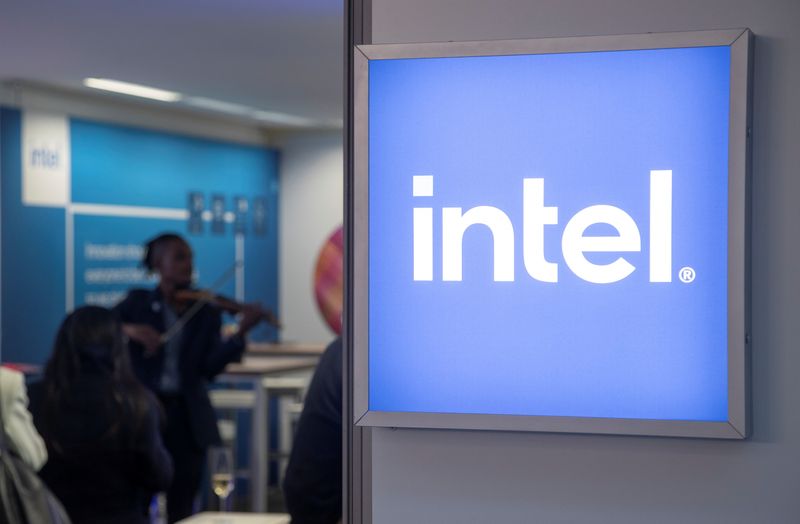 &copy; Reuters. Il logo di Intel Corporation in un ufficio temporaneo durante il World Economic Forum 2022 (Wef) nella località alpina di Davos, Svizzera, 25 maggio 2022. REUTERS/Arnd Wiegmann