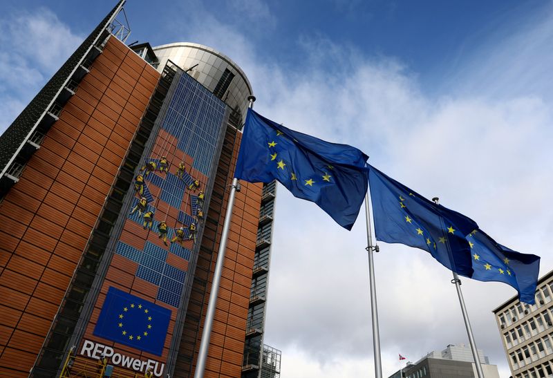 &copy; Reuters. أعلام الاتحاد الأوروبي خارج مقر المفوضية الأوروبية في بروكسل يوم أول فبراير شباط 2023. تصوير: إيف هيرمان - رويترز. 