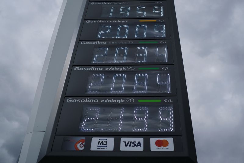 &copy; Reuters. Les prix de l'essence et du diesel sont affichés dans une station-service de Lisbonne, Portugal. /Photo prise le 7 mars 2022/REUTERS/Pedro Nunes
