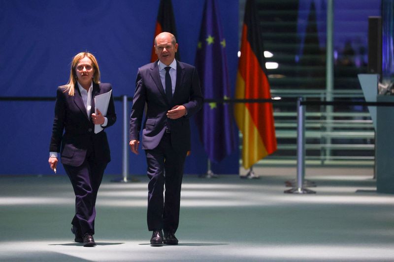 &copy; Reuters. German Chancellor Olaf Scholz and Italian Prime Minister Giorgia Meloni arrive to hold a news conference at the Chancellery in Berlin, Germany, February 3, 2023. REUTERS/Christian Mang