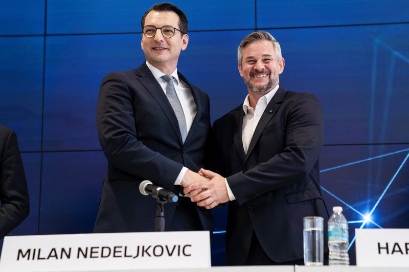 © Reuters. Milan Nedeljkovic, BMW’s head of production, and Harald Gottsche, President and CEO at BMW Group Plant San Luis Potosi, shake hands during the announcement of a multimillion dollar expansion at the plant of German automaker BMW in San Luis Potosi, Mexico February 3, 2023. REUTERS/Toya Sarno Jordan