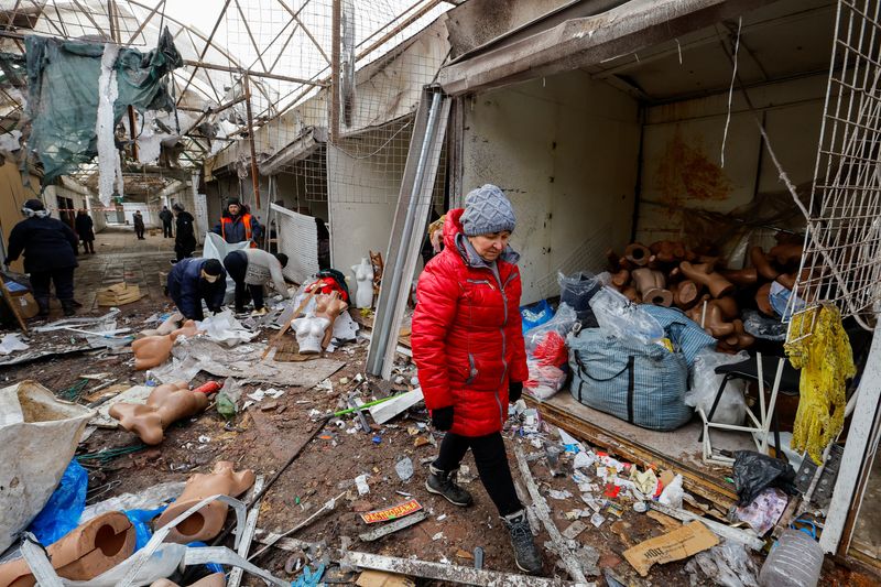 &copy; Reuters. Des personnes enlèvent des débris et rassemblent des marchandises au marché central fortement endommagé par les récents bombardements lors du conflit russo-ukrainien à Horlivka (Gorlovka) dans la région de Donetsk, en Ukraine sous contrôle russe. 