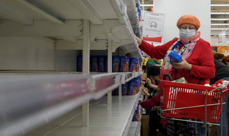 © Reuters. Mulher pega produtos em prateleira de supermercado
19/04/2020
REUTERS/Tatiana Gomozova
