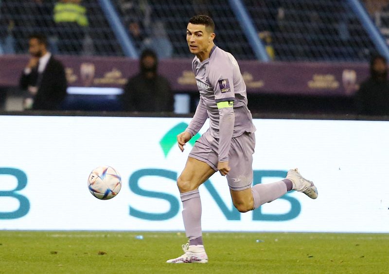 &copy; Reuters. Cristiano Ronaldo participa de jogada em partida contra o Al Ittihad 
26/01/2023
REUTERS/Ahmed Yosri