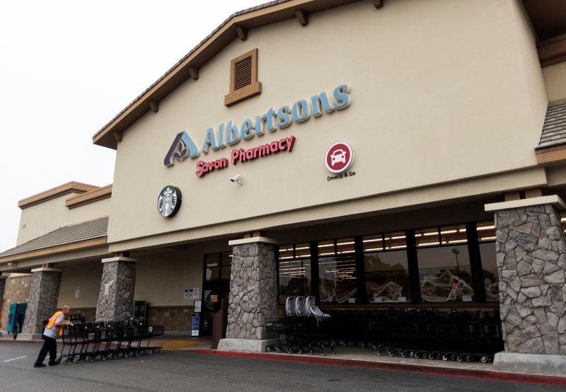 &copy; Reuters. FILE PHOTO: An Albertsons grocery store is seen, as Kroger agrees to buy rival Albertsons in a deal to combine the two supermarket chains, in Glendora, California, U.S., October 14, 2022.  REUTERS/Aude Guerrucci