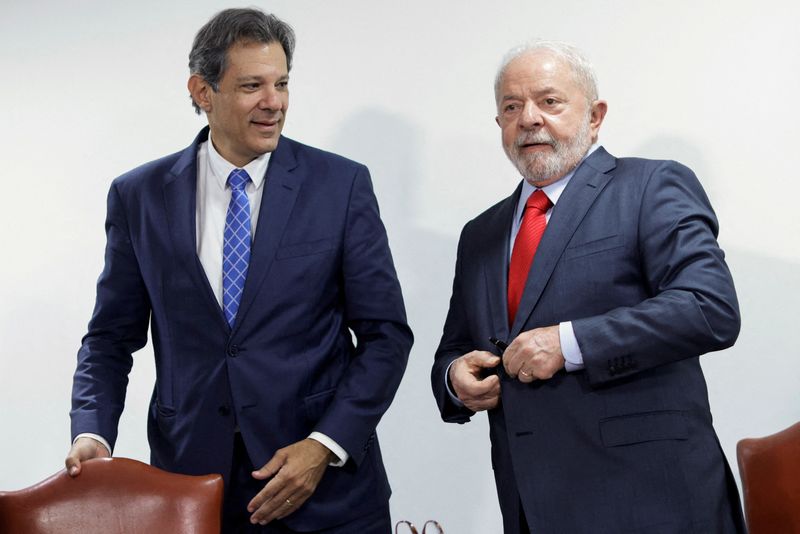 &copy; Reuters. FILE PHOTO: Brazil's Economy Minister Fernando Haddad greets President Luiz Inacio Lula da Silva during a meeting to sign the government's economic package at the Planalto Palace in Brasilia, Brazil January 12, 2023. REUTERS/Adriano Machado