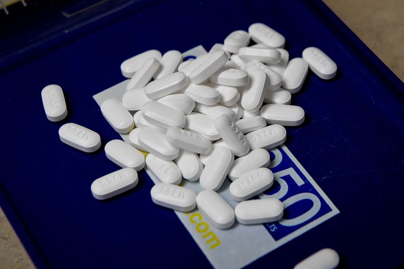 © Reuters. FILE PHOTO: Tablets of the opioid-based Hydrocodone at a pharmacy in Portsmouth, Ohio, June 21, 2017. REUTERS/Bryan Woolston