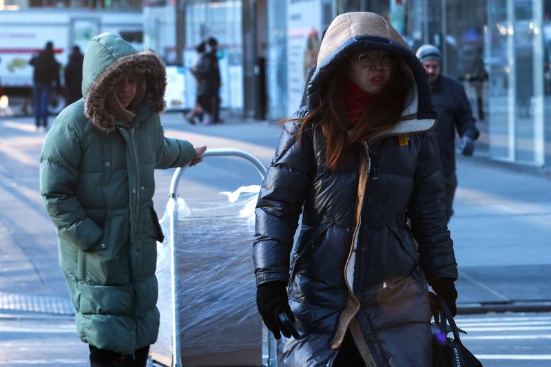 &copy; Reuters. Pessoas enfrentam o frio em Manhattan
03/02/2023
REUTERS/Mike Segar