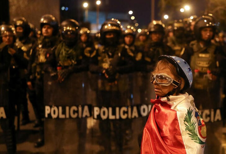 &copy; Reuters. Policías con material antidisturbios vigilan una manifestación antigubernamental en Lima, Perú. 2 febrero 2023. REUTERS/Sebastián Castañeda