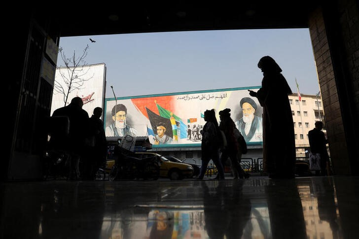 &copy; Reuters. Imagen de archivo de un mural con la imagen de varios ayatolás en una calle de Teherán, Irán. 25 enero 2023. Majid Asgaripour/Wana/entrega vía Reuters. ATENCIÓN EDITORES - ESTA IMAGEN FUE ENTREGADA POR UNA TERCERA PARTE.