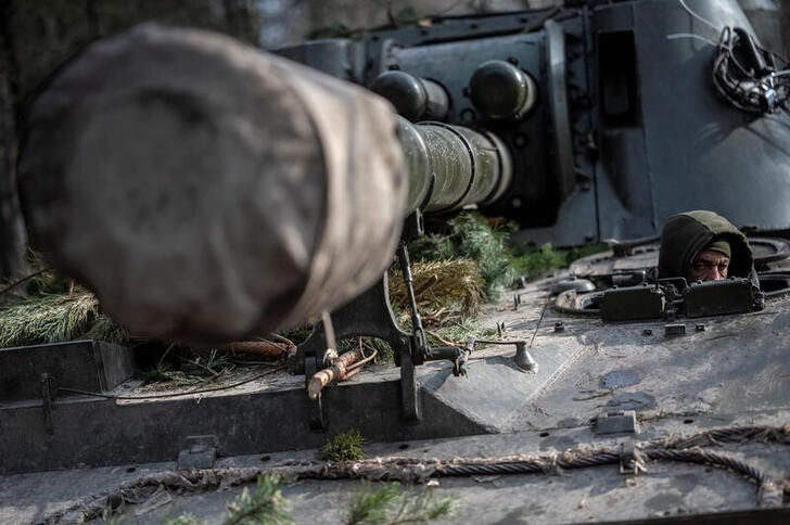 &copy; Reuters. Un soldado ucraniano participa en una maniobras militares en la frontera con Bielorrusia, cerca de Chernóbil, Ucrania. 2 febrero 2023. REUTERS/Viacheslav Ratynskyi