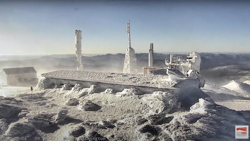 © Reuters. A view from the top of the observatory tower at Mount Washington State Park, where the wind chill dropped to 105 degrees below zero Fahrenheit (-79 Celsius) is seen in a still image from a live camera in New Hampshire, U.S. February 4, 2023.  Mount Washington Observatory/mountwashington.org/Handout via REUTERS