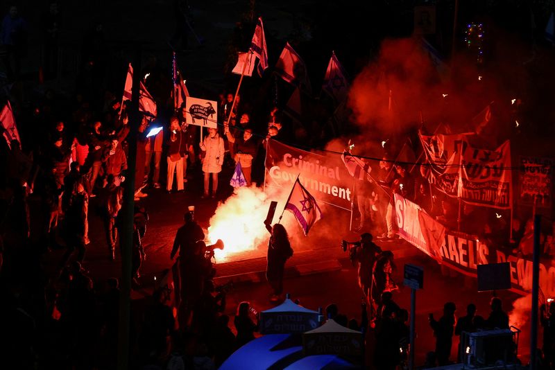 &copy; Reuters. Israelis protest against Prime Minister Benjamin Netanyahu's new right-wing coalition and its proposed judicial reforms to reduce powers of the Supreme Court in Tel Aviv, Israel February 4, 2023. REUTERS/Ronen Zvulun