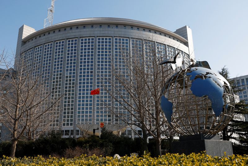 &copy; Reuters. علم الصين يرفرف خارج مقر وزارة الخارجية الصينية في صورة من أرشيف رويترز .  