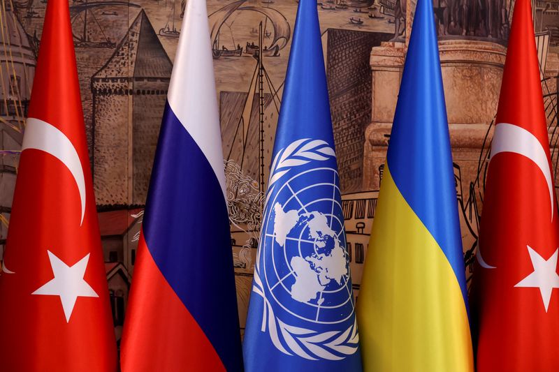 © Reuters. FILE PHOTO: Flags of Turkey, Russia, the United Nations and Ukraine are seen on the day of a signing ceremony in Istanbul, Turkey July 22, 2022. REUTERS/Umit Bektas