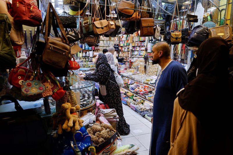 &copy; Reuters. حجاج مسلمون يتسوقون في مكة يوم 5 مايو أيار 2022. تصوير: محمد سالم - رويترز 