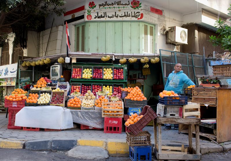 &copy; Reuters. بائع للخضراوات والفواكه يقف في انتظار الزبائن بأحد الأسواق في القاهرة يوم 18 يناير كانون الثاني 2023. تصوير: هدير محمود - رويترز. يحظر إعادة بيع 