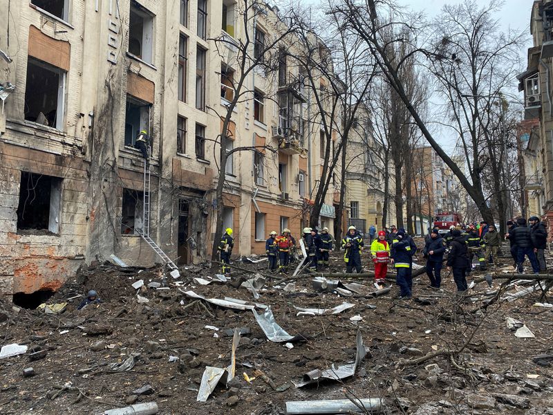 © Reuters. Rescuers work at a site of a residential building damaged by a Russian missile strike, amid Russia's attack on Ukraine, in central Kharkiv, Ukraine February 5, 2023. REUTERS/Vitalii Hnidyi