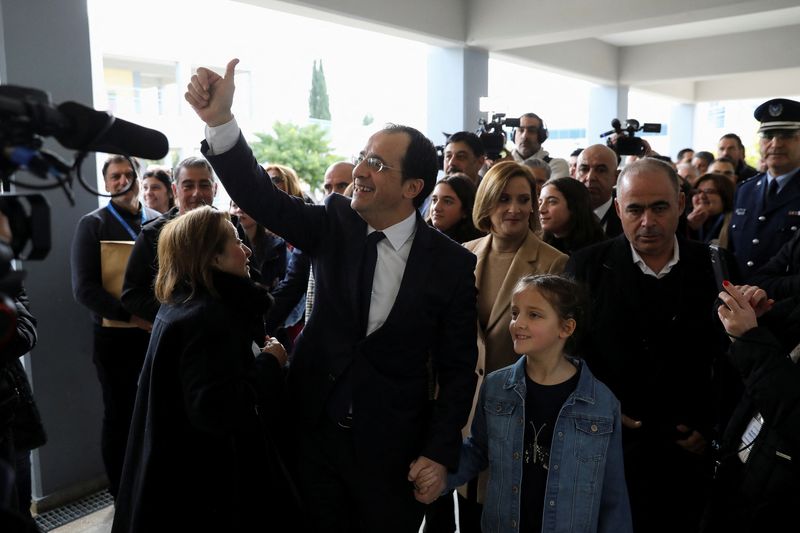 © Reuters. Cyprus independent presidential candidate Nikos Christodoulides gestures outside a polling station on the day of the presidential election, in Geroskipou near Paphos, Cyprus, February 5, 2023. REUTERS/Yiannis Kourtoglou