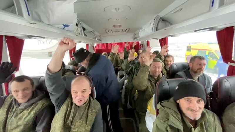 &copy; Reuters. 　ウクライナとロシアは４日、合わせて２００人近い捕虜を交換したと発表した。ウクライナ東部で人道支援活動中に殺害されたとされる英国人ボランティア２人の遺体もロシアからウクラ