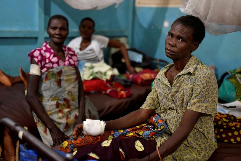 &copy; Reuters. ضحايا لأحداث عنف عرقي كونغوليون داخل جناح بمستشفى في إقليم إيتوري بشرق جمهورية الكونغو الديمقراطية في صورة من أرشيف رويترز.