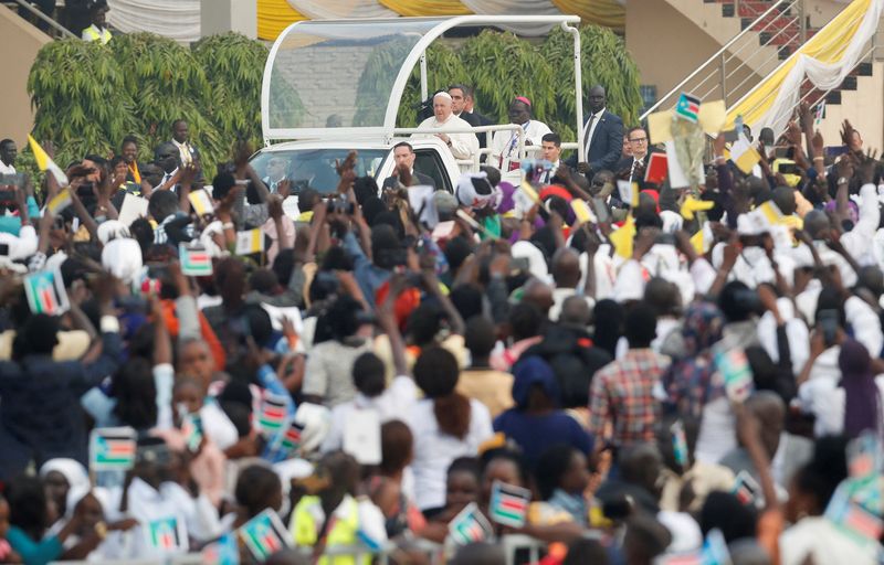 &copy; Reuters. Papa Francisco chega para celebrar missa no Mausoléu John Garang durante sua viagem apostólica, em Juba, Sudão do Sul
05/02/2023
REUTERS/Thomas Mukoya