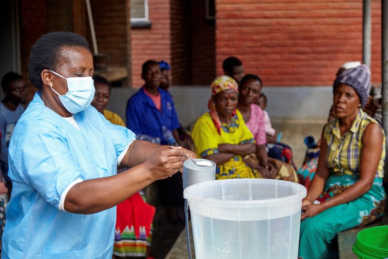 &copy; Reuters. مساعدة المراقبة الصحية في ملاوي تمزج الكلور بالماء لتطهيره في مركز صحي خلال تفشي الكوليرا الأخير في ملاوي يوم 16 نوفمبر تشرين الثاني 2022. تصوي