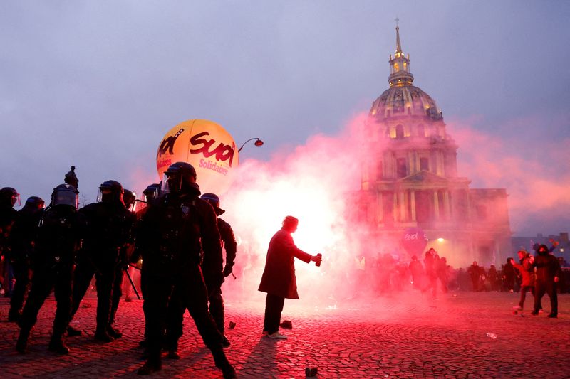 &copy; Reuters. FILE PHOTO: French police stand on position amid clashes near the Invalides during a demonstration against French government's pension reform plan in Paris as part of a national strike and protests in France, January 31, 2023.  REUTERS/Gonzalo Fuentes