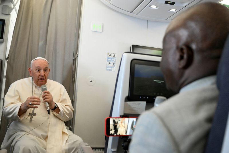 Papa Francisco diz que leis que criminalizam pessoas LGBT+ são um 