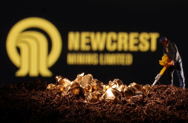 © Reuters. FILE PHOTO: A small toy figure and imitation gold are seen in front of the Newcrest logo in this illustration taken November 19, 2021. REUTERS/Dado Ruvic/Illustration